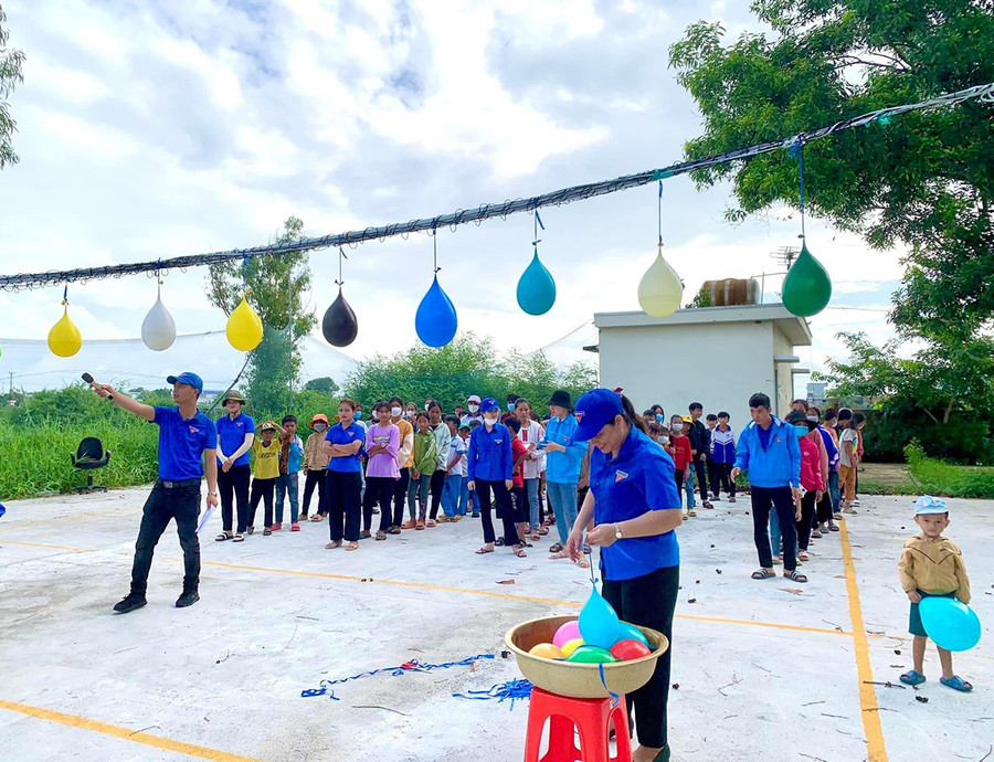 Nhiều trò chơi dân gian trong những buổi sinh hoạt hè thu hút đông đảo em nhỏ tham gia. Ảnh: Vũ Chi  Nhiều trò chơi dân gian trong những buổi sinh hoạt hè thu hút đông đảo em nhỏ tham gia. Ảnh: V.C