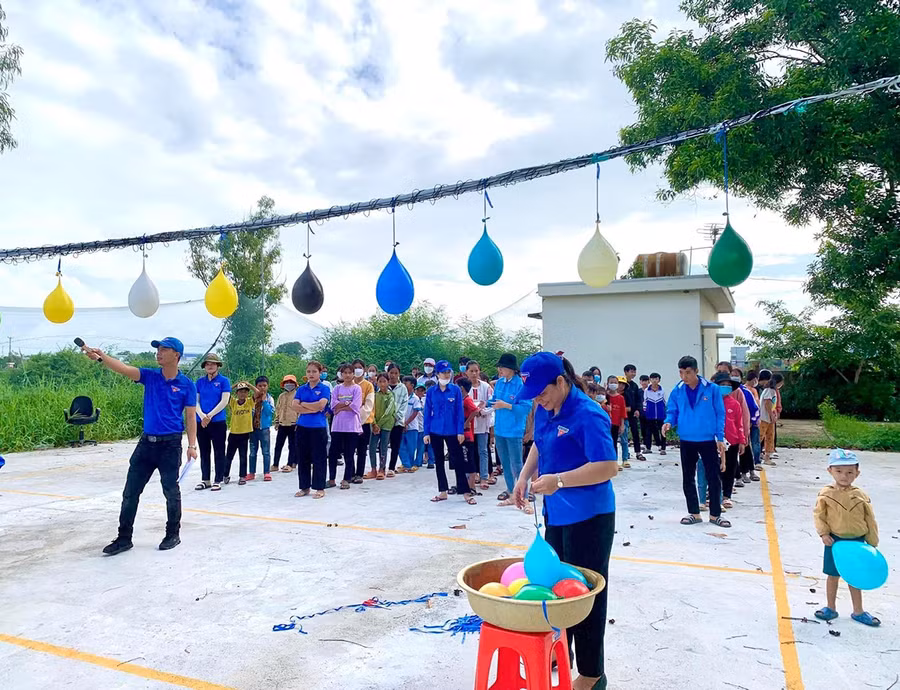  Nhiều trò chơi dân gian trong những buổi sinh hoạt hè thu hút đông đảo em nhỏ tham gia. Ảnh: V.C