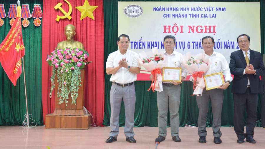 Thừa ủy nhiệm của Thống đốc NHNN Việt Nam, Phó Chủ tịch UBND tỉnh Hồ Phước Thành trao Kỷ niệm chương Vì sự nghiệp ngân hàng Việt Nam cho các cá nhân. Ảnh: Sơn Ca Thừa ủy quyền của Thống đốc NHNN Việt Nam, Phó Chủ tịch Hồ Phước Thành trao kỷ niệm chương Vì sự nghiệp ngân hàng Việt Nam cho các cá nhân. Ảnh: Sơn Ca