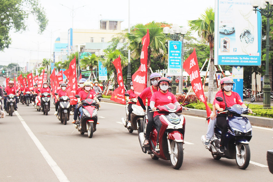 Các tình nguyện viên diễu hành tuyên truyền về chương trình hiến máu tình nguyện trên các tuyến đường chính của TP. Pleiku. Ảnh: Phan Lài Các tình nguyện viên diễu hành tuyên truyền về chương trình hiến máu tình nguyện trên các tuyến đường chính của TP. Pleiku. Ảnh: Phan Lài