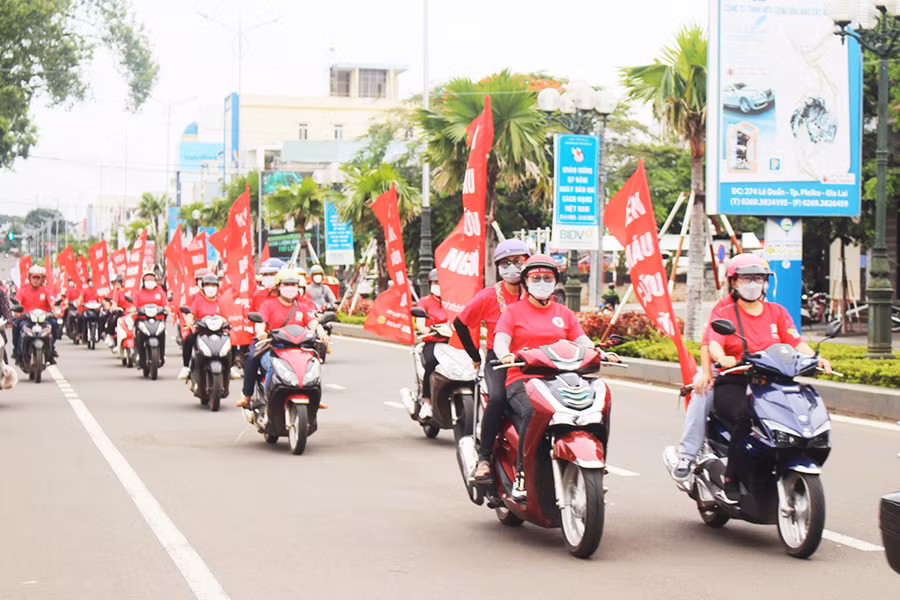 Các tình nguyện viên diễu hành tuyên truyền về chương trình hiến máu tình nguyện trên các tuyến đường chính của TP. Pleiku. Ảnh: Phan Lài 