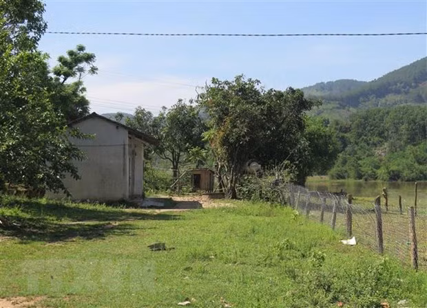 Một căn nhà tại thôn Đăk Wét, xã Đăk Pxi phải bỏ hoang do bị ngập lụt mỗi khi Thủy điện Đăk Psi 5 xả lũ. (Ảnh: Dư Toán/TTXVN.) Một căn nhà tại thôn Đăk Wét, xã Đăk Pxi phải bỏ hoang do bị ngập lụt mỗi khi Thủy điện Đăk Psi 5 xả lũ. (Ảnh: Dư Toán/TTXVN.)