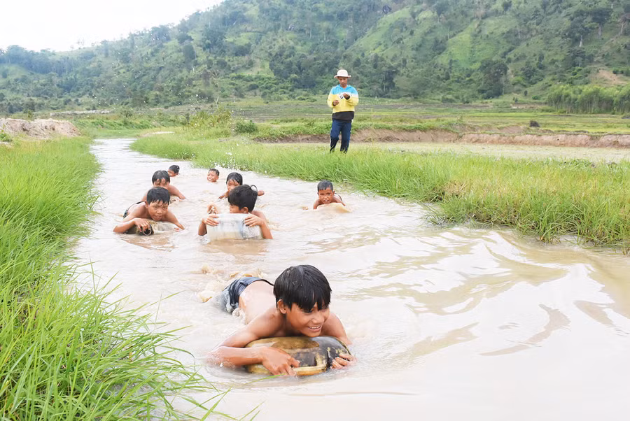  Nhóm thanh niên làng Xoă (xã Chư Đang Ya, huyện Chư Păh) dạy bơi cho các em nhỏ tại khúc suối gần làng. Ảnh: Minh Triều