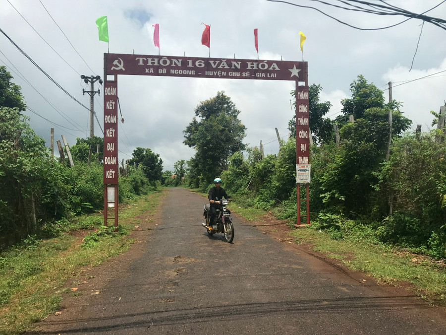 Hạ tầng giao thông nông thôn xã Bờ Ngoong đang hoàn thiện. Ảnh: Nguyễn Diệp