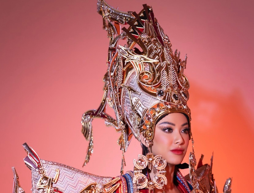 Chiếc mũ nặng 7 kg. Ảnh: MUV Chiếc mũ nặng 7 kg. Ảnh: MUV