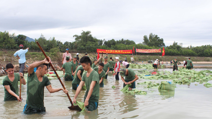 Tuổi trẻ Quân đoàn 3 giúp đỡ Nhân dân khắc phục thiên tai. Ảnh: Vĩnh Hoàng