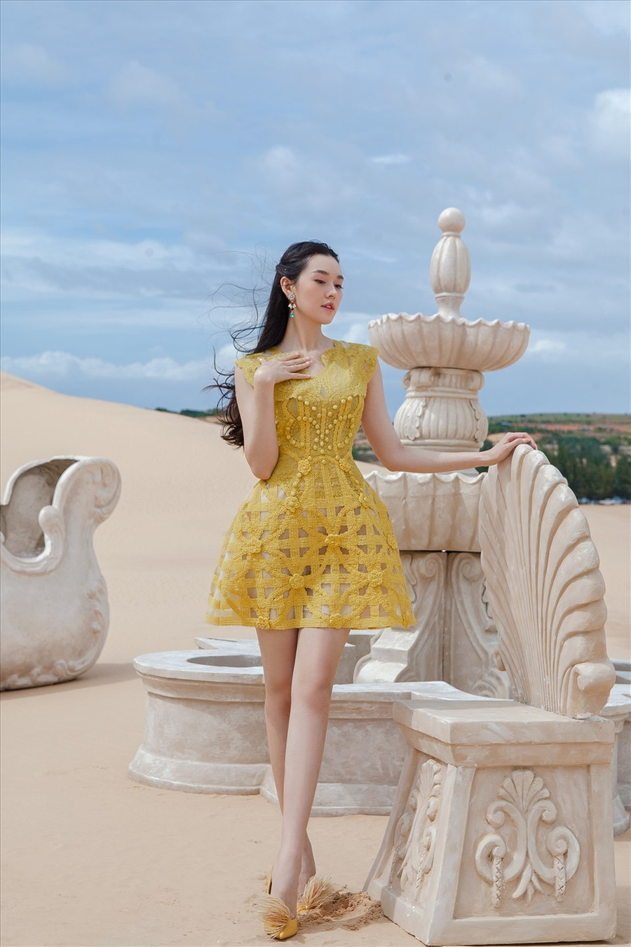 Tường San sinh năm 2000, là Á hậu 2 cuộc thi Hoa hậu Thế giới Việt Nam 2019. Cô vào top 8 chung cuộc tại Hoa hậu Quốc tế 2019. Ở tuổi 20, Tường San kết hôn cùng ông xã hơn 9 tuổi. Sau khi sinh con đầu lòng, cô giữ vững vóc dáng thon thả, sắc đẹp đôi mươi tươi trẻ, đầy năng lượng. Ảnh: NSCC Tường San sinh năm 2000, là Á hậu 2 cuộc thi Hoa hậu Thế giới Việt Nam 2019. Cô vào top 8 chung cuộc tại Hoa hậu Quốc tế 2019. Ở tuổi 20, Tường San kết hôn cùng ông xã hơn 9 tuổi. Sau khi sinh con đầu lòng, cô giữ vững vóc dáng thon thả, sắc đẹp đôi mươi tươi trẻ, đầy năng lượng. Ảnh: NSCC.