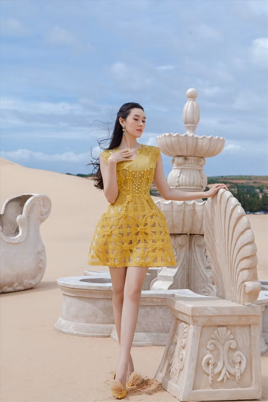 Tường San sinh năm 2000, là Á hậu 2 cuộc thi Hoa hậu Thế giới Việt Nam 2019. Cô vào top 8 chung cuộc tại Hoa hậu Quốc tế 2019. Ở tuổi 20, Tường San kết hôn cùng ông xã hơn 9 tuổi. Sau khi sinh con đầu lòng, cô giữ vững vóc dáng thon thả, sắc đẹp đôi mươi tươi trẻ, đầy năng lượng. Ảnh: NSCC.