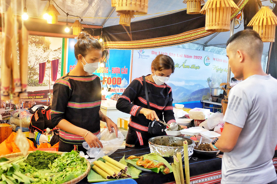 Món lá mì cà đắng được nhiều du khách mua mang về. Ảnh: Hoàng Ngọc Món lá mì cà đắng được nhiều du khách mua mang về. Ảnh: Hoàng Ngọc