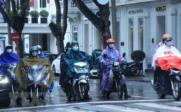Mưa ảnh hưởng đến việc tham gia giao thông của người dân. (Ảnh: Tuấn Anh/TTXVN) Mưa ảnh hưởng đến việc tham gia giao thông của người dân. (Ảnh: Tuấn Anh/TTXVN)