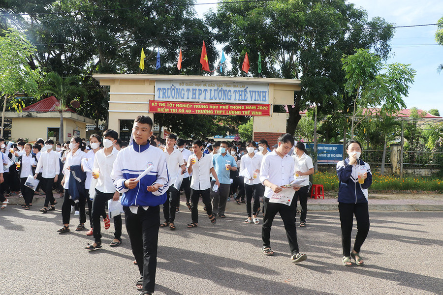 Kết thúc môn Toán thí sinh điểm thi Trường THPT Lương Thế Vinh (huyện Kbang) ra về trong tâm trạng thoải mái. Ảnh: Ngọc Minh