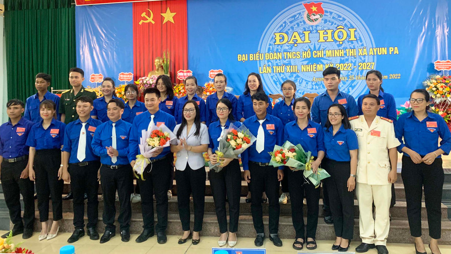 Ban Chấp hành Đoàn TNCS Hồ Chí Minh thị xã Ayun Pa khóa XIII, nhiệm kỳ 2022-2027 ra mắt Đại hội. Ảnh: Vũ Chi
