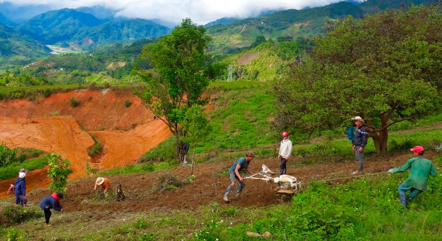 Người dân sử dụng máy móc trong quá trình làm đất. Ảnh: H.T