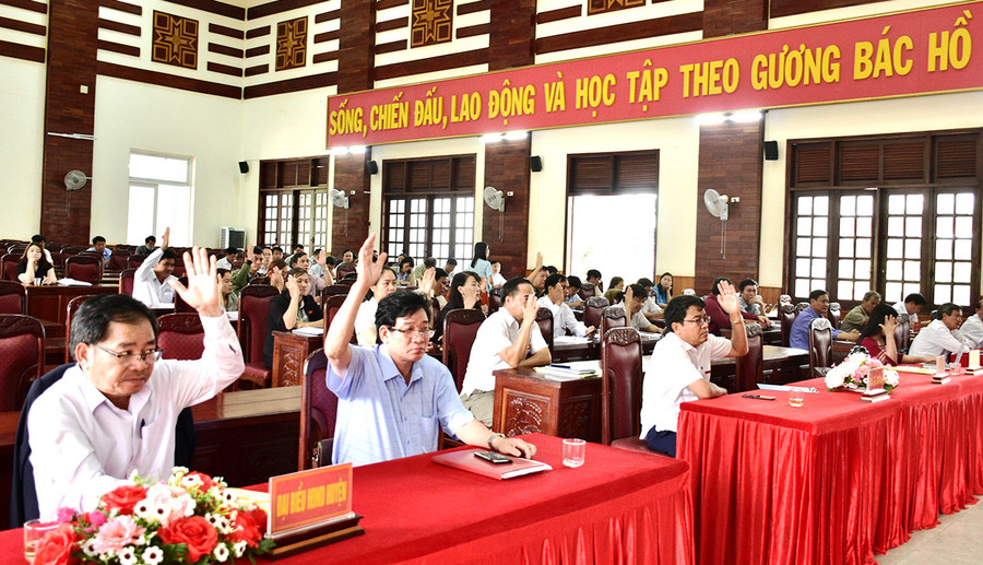 Các đại biểu tham dự kỳ họp thứ 6 HĐND huyện Chư Păh khóa VI biểu quyết thông qua 7 nghị quyết quan trọng. Ảnh: Đinh Yến Các đại biểu tham dự kỳ họp thứ 6, khóa VI (nhiệm kỳ 2021-2026) HĐND huyện Chư Păh biểu quyết thông qua 7 nghị quyết. Ảnh: Đinh Yến