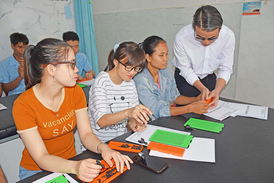  Hội Người mù tỉnh mở lớp dạy chữ nổi cho hội viên. Ảnh: Đinh Yến