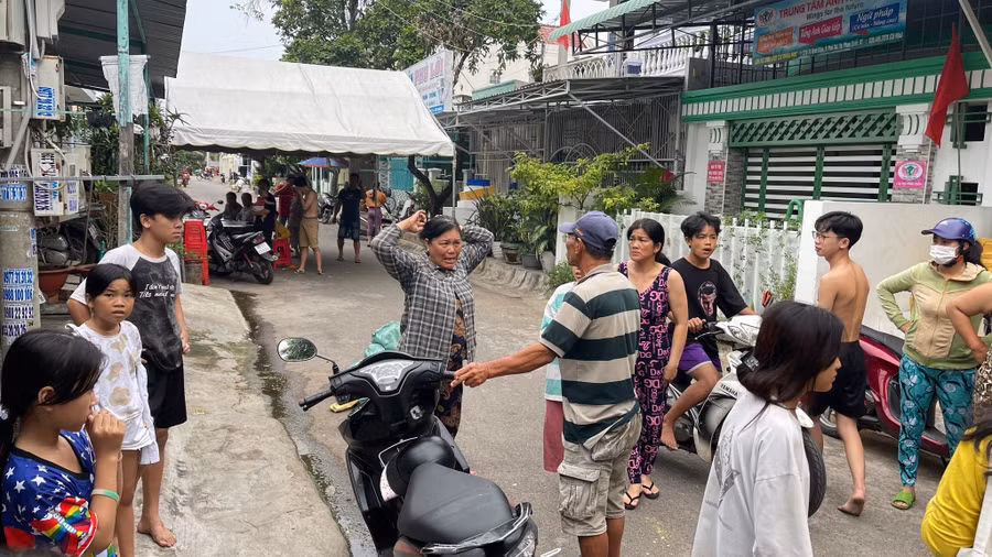  Ngư dân P.Phú Tài, TP.Phan Thiết xôn xao vì thông tin tìm kiếm được 4 thuyền viên còn sống từ tàu cá sau 9 ngày bị nạn. Ảnh: Q.H