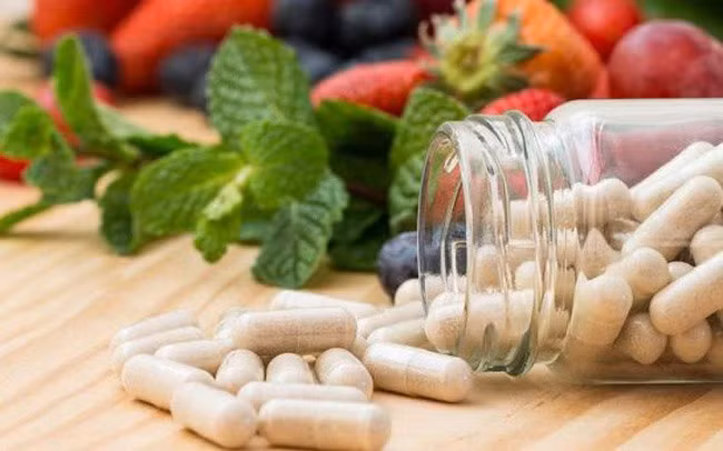 Nhiều trang mạng quảng cáo thực phẩm chức năng như thần dược. Ảnh: Cục An toàn thực phẩm