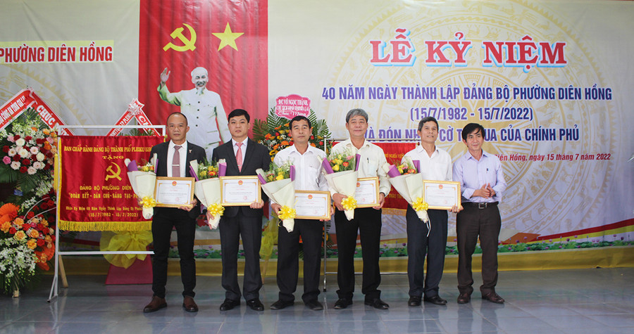 Chủ tịch UBND TP Pleiku tặng giấy khen cho 5 tập thể có thành tích xuất sắc trong xây dựng và phát triển phường Diên Hồng.jpg