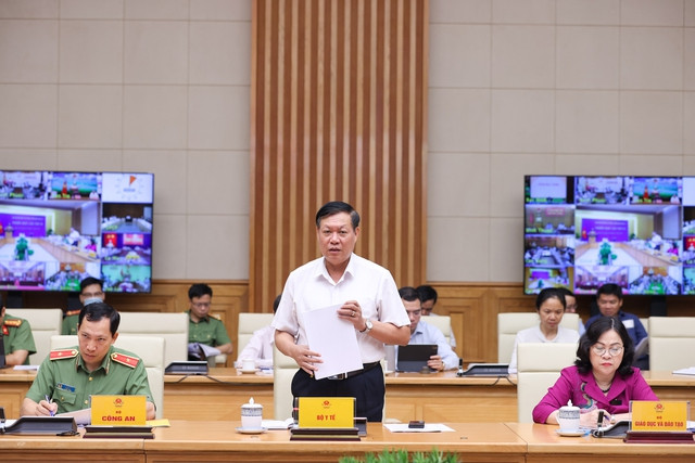 Thứ trưởng Bộ Y tế Đỗ Xuân Tuyên báo cáo về tình hình dịch COVID-19, tỉ lệ tiêm vaccine... tại phiên họp. Ảnh: VGP/Nhật Bắc Thứ trưởng Bộ Y tế Đỗ Xuân Tuyên báo cáo về tình hình dịch COVID-19, tỉ lệ tiêm vaccine... tại phiên họp - Ảnh: VGP/Nhật Bắc
