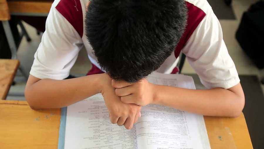 Học sinh cần được cởi trói bớt áp lực học hành, cần được bố mẹ truyền động lực học tập. Ảnh: Đ.N.T Học sinh cần được cởi trói bớt áp lực học hành, cần được bố mẹ truyền động lực học tập. Ảnh: Đ.N.T