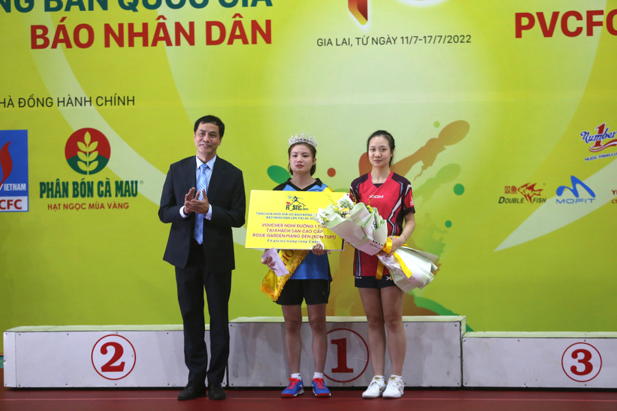  Giải Hoa khôi bóng bàn thuộc về tay vợt Phan Khởi Quyên (giữa) của đội Vĩnh Long. Ảnh: Văn Ngọc