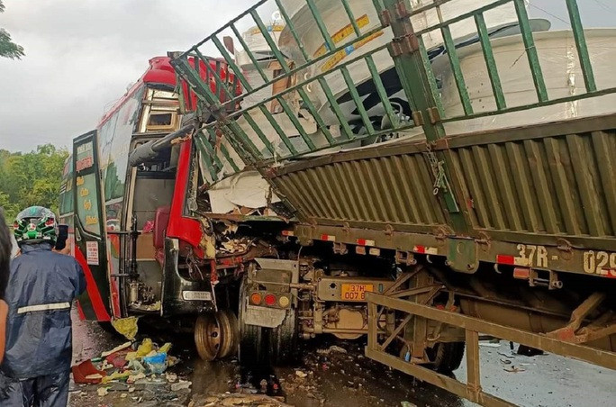 Vụ va chạm quá mạnh khiến tài xế xe khách tử vong, mắc kẹt trong cabin Vụ va chạm quá mạnh khiến tài xế xe khách tử vong, mắc kẹt trong cabin