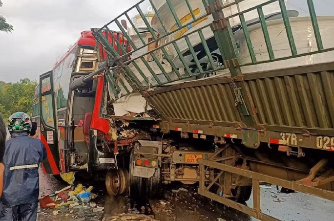 Vụ va chạm quá mạnh khiến tài xế xe khách tử vong, mắc kẹt trong cabin Vụ va chạm quá mạnh khiến tài xế xe khách tử vong, mắc kẹt trong cabin