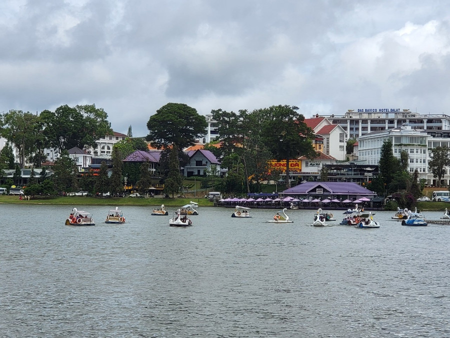 Thắng cảnh hồ Xuân Hương. Ảnh: Gia Bình