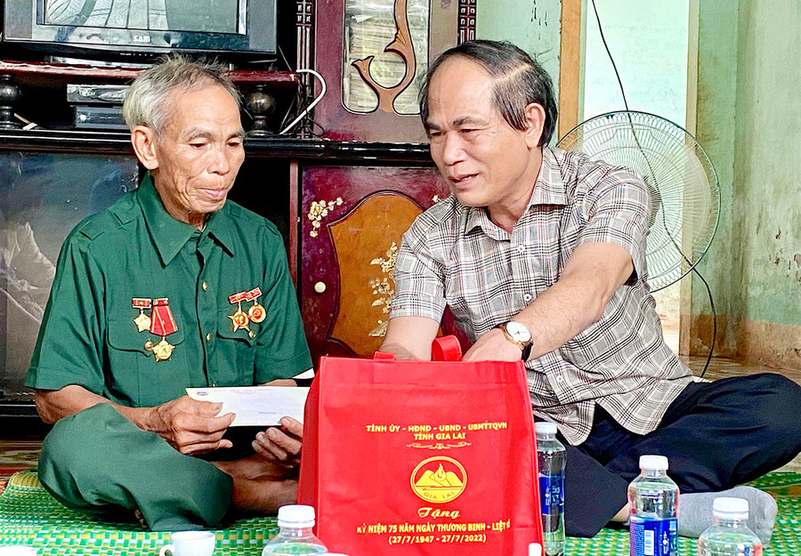 Chủ tịch UBND tỉnh Võ Ngọc Thành (bìa phải) thăm, tặng quà tri ân của tỉnh cho bệnh binh Lỹ (làng Đê Ktu, thị trấn Kon Dơng, huyện Mang Yang). Ảnh: Mộc Trà Chủ tịch UBND tỉnh Võ Ngọc Thành (bìa phải) thăm, tặng quà tri ân của tỉnh cho bệnh binh Lỹ (làng Đê Ktu, thị trấn Kon Dơng, huyện Mang Yang). Ảnh: Mộc Trà