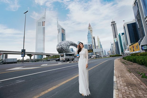 Bắt gặp tà áo dài Việt Nam trên đường phố Dubai. (Ảnh: CTV/Vietnam+)