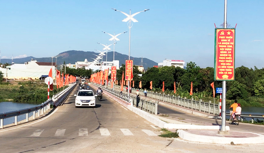 Cầu Yang Trung được đưa vào sử dụng giúp diện mạo thị trấn Kông Chro ngày càng khang trang. Ảnh: N.M