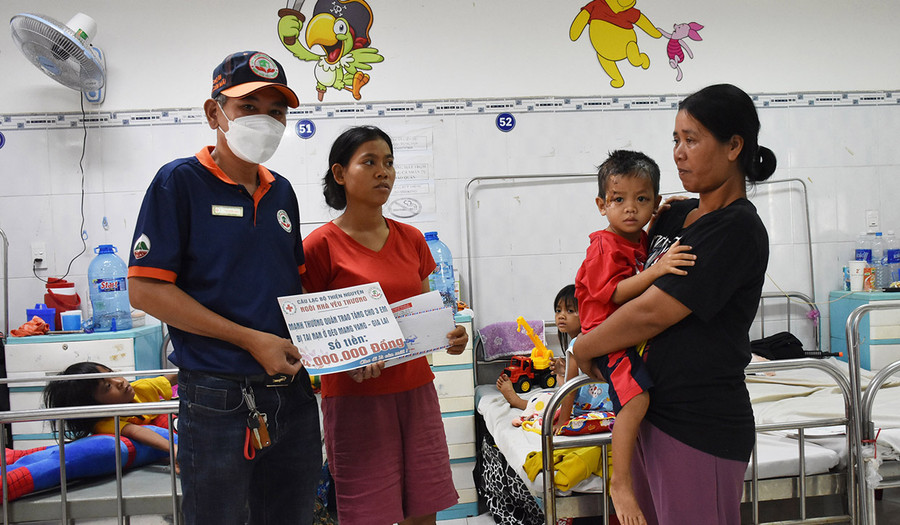  Đại diện Câu lạc bộ “Ngôi nhà yêu thương” thăm, động viên và hỗ trợ kinh phí điều trị cho gia đình anh Đinh Khơi. Ảnh: H.P