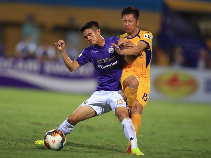 Hà Nội FC gặp SLNA (phải) là cuộc đối đầu cân não. Ảnh: Hoàng Quân