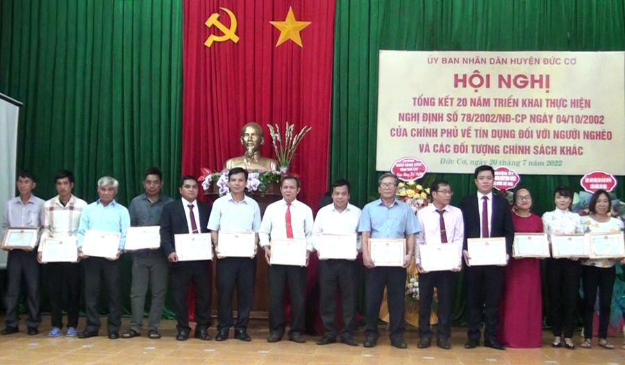  Khen thưởng cho các tập thể, cá nhân có thành tích xuất sắc trong triển khai thực hiện vốn tín dụng ưu đãi. Ảnh: Thanh Tịnh