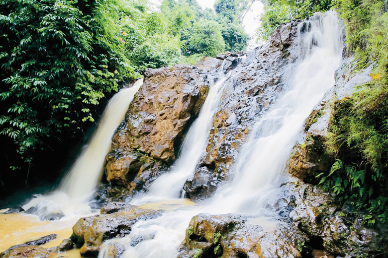 Đỉnh thác Đạ Rông - nơi du khách có thể cắm trại, trước khi hoà vào dòng chảy cao hàng chục mét đổ xuống sông Đồng Nai