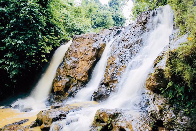 Đỉnh thác Đạ Rông - nơi du khách có thể cắm trại, trước khi hoà vào dòng chảy cao hàng chục mét đổ xuống sông Đồng Nai