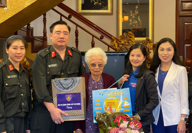  Tỉnh Đoàn Lâm Đồng và Bộ Tư lệnh Cảnh sát Cơ động thăm, tặng quà Mẹ Việt Nam Anh hùng Trần Thị Thung
