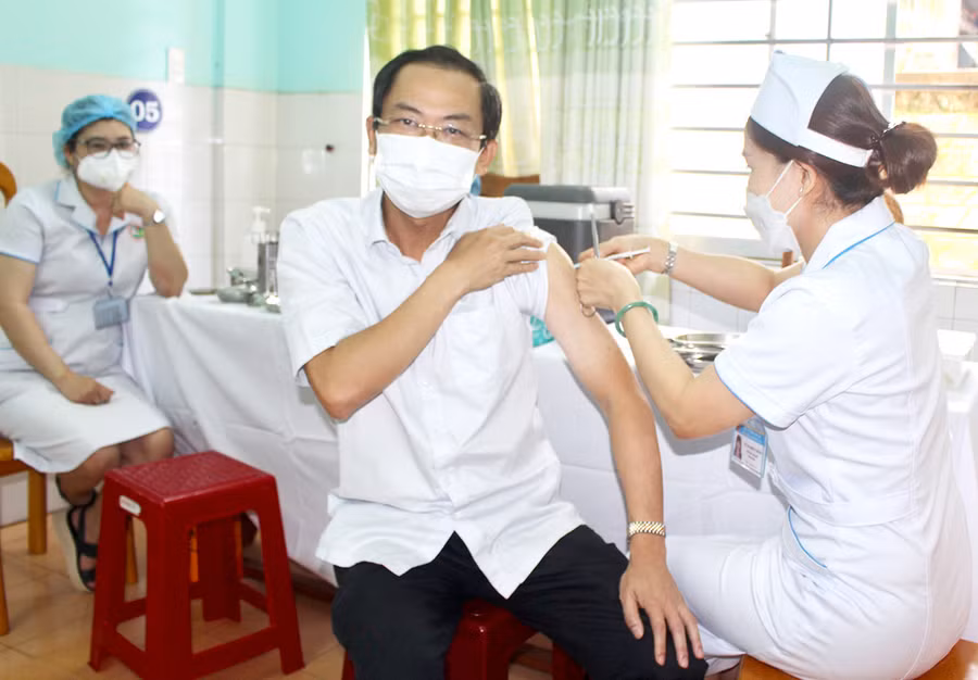 Ủy viên Ban Thường vụ Tỉnh ủy, Phó Chủ tịch Thường trực UBND tỉnh Đỗ Tiến Đông tiêm vắc xin phòng Covid-19 mũi 4. Ảnh: Phan Lài