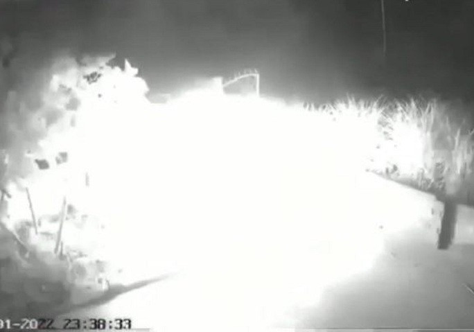  Hình ảnh người phụ nữ tự thiêu trước nhà ông Th. - Ảnh cắt từ clip