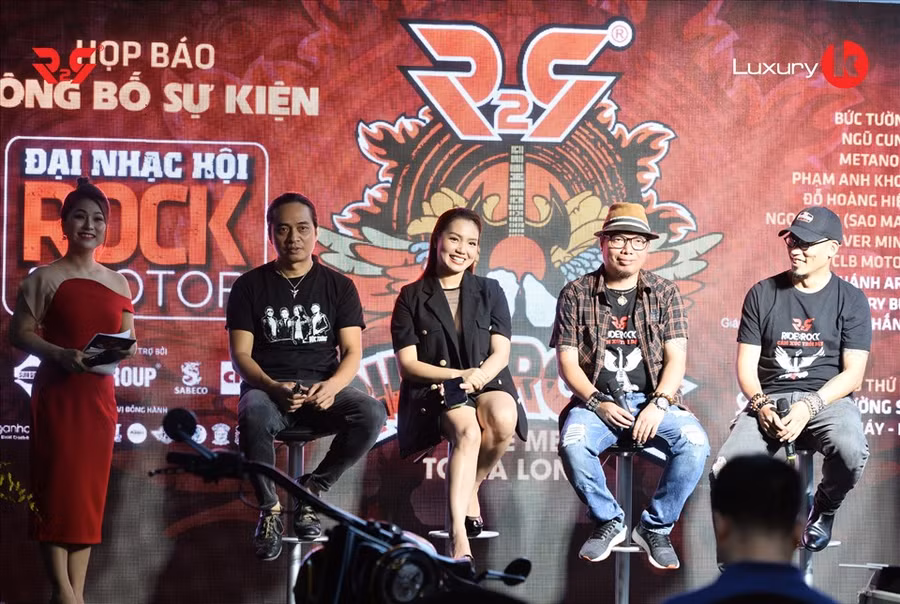 Nghệ sĩ Khánh Art, ca sĩ Ngọc Anh, Trần Tuấn Hùng (Bức Tường) và đạo diễn trong buổi họp báo. Ảnh: BTC