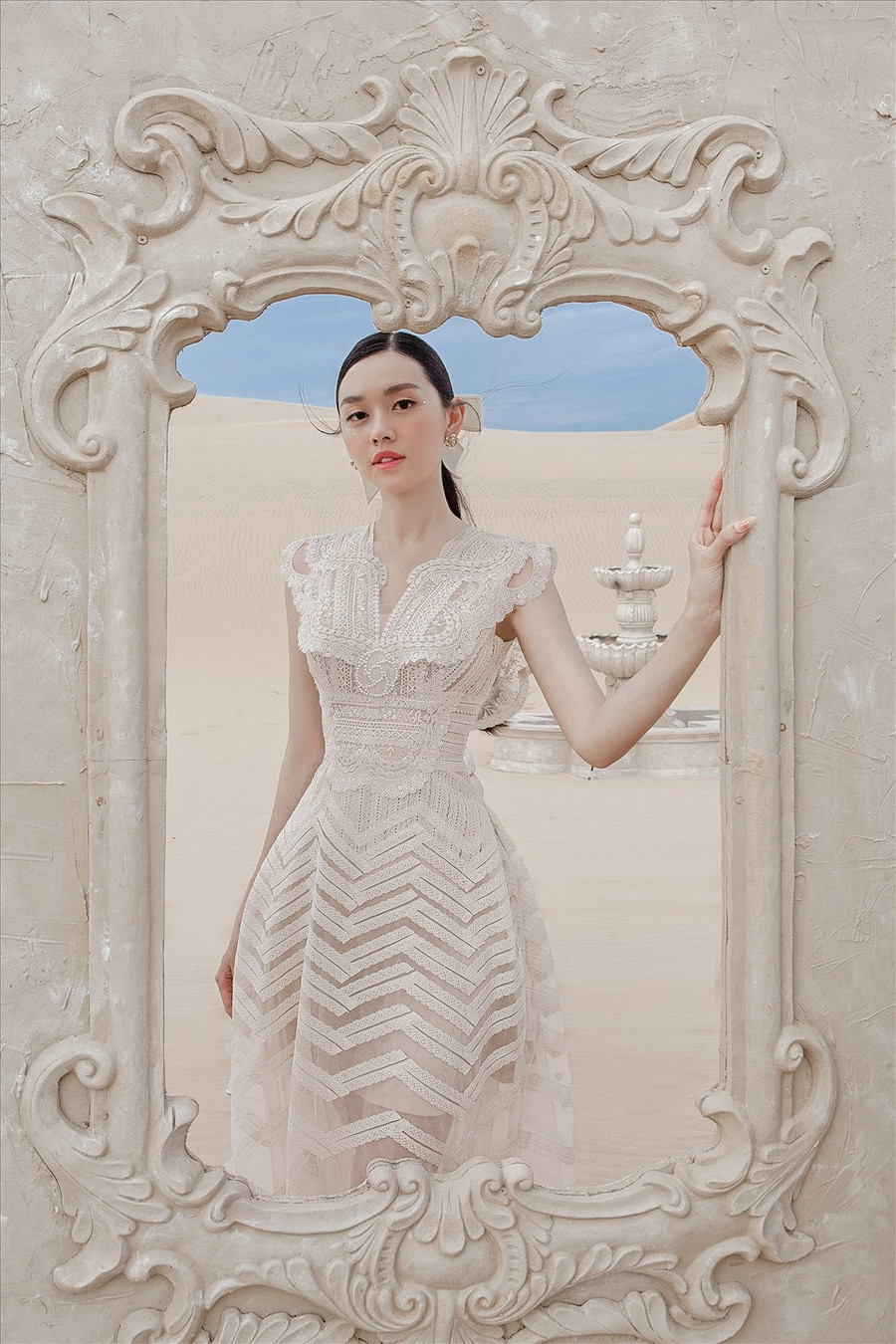 Đặc biệt, những đường cắt uyển chuyển tạo thành đường chiết quanh bụng, nhấn mạnh eo thon của cô. Đặc biệt, những đường cắt uyển chuyển tạo thành đường chiết quanh bụng, nhấn mạnh eo thon của cô.