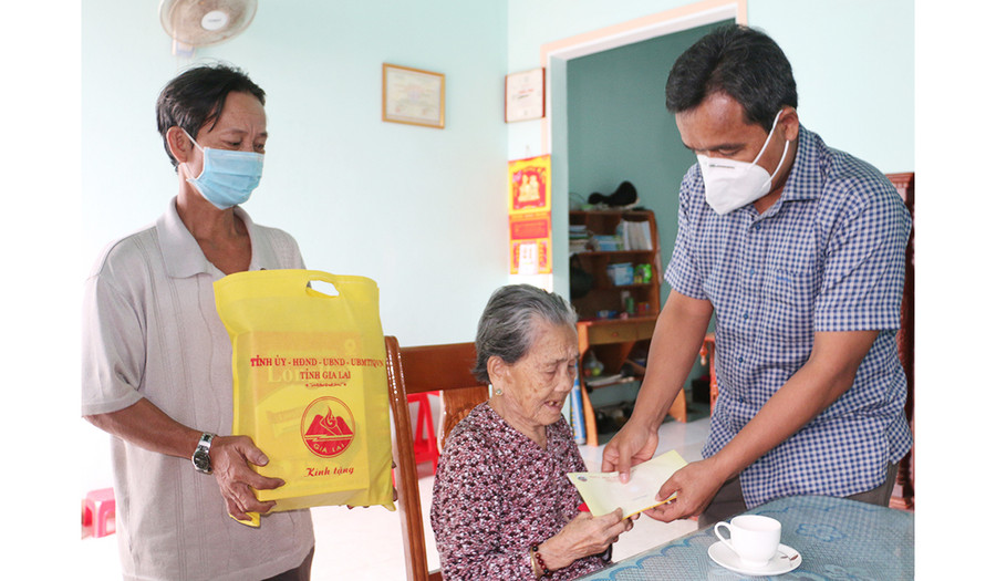  Ủy viên Ban Chấp hành Trung ương Đảng, Bí thư Tỉnh ủy, Chủ tịch HĐND tỉnh Hồ Văn Niên (bìa phải) tặng quà Mẹ Việt Nam Anh hùng Lê Thị Diện (tổ 4, phường Thắng Lợi, TP. Pleiku) tháng 7-2021. Ảnh: Quang Tấn