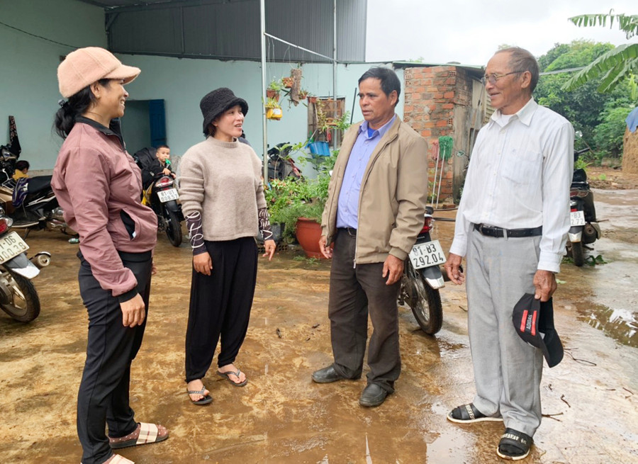 Ông Hăng (thứ 2 từ phải qua) tích cực tuyên truyền, vận động người dân tham gia xây dựng nông thôn mới. Ảnh: Nhật Hào