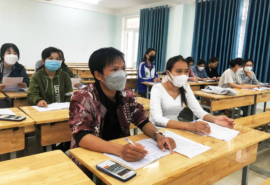 2 sinh viên: Vanhthavy Thephachanh (bàn đầu bên phải) và Cheaboy Sihavong (bàn đầu bên trái) trong giờ ôn tập. Ảnh: Phương Dung  2 sinh viên ngành Thú y-Vanhthavy Thephachanh (phải) và Cheaboy Sihavong (trái) trong giờ ôn tập. Ảnh: Phương Dung
