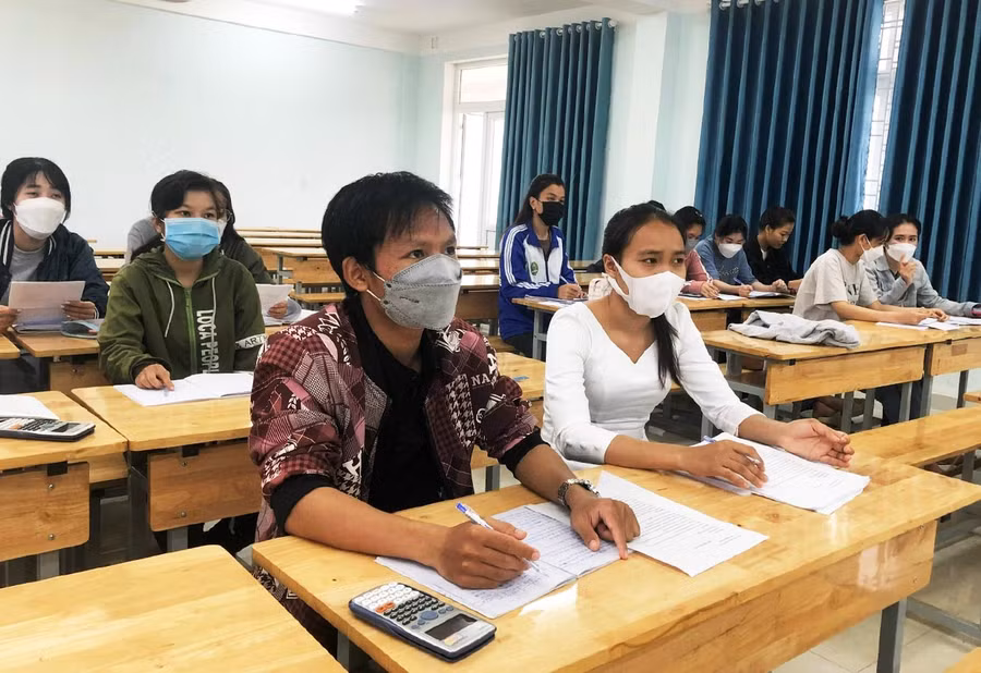  2 sinh viên ngành Thú y-Vanhthavy Thephachanh (phải) và Cheaboy Sihavong (trái) trong giờ ôn tập. Ảnh: Phương Dung