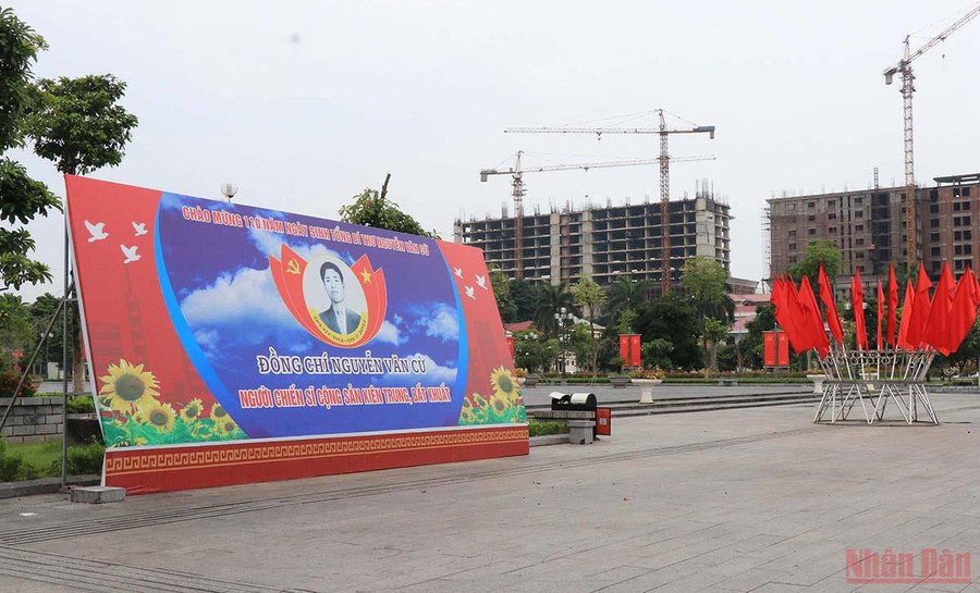 Thành phố Từ Sơn trang trí cờ hoa, biểu ngữ, khẩu hiệu tuyên truyền Kỷ niệm 110 năm Ngày sinh Tổng Bí thư Nguyễn Văn Cừ. Thành phố Từ Sơn trang trí cờ hoa, biểu ngữ, khẩu hiệu tuyên truyền Kỷ niệm 110 năm Ngày sinh Tổng Bí thư Nguyễn Văn Cừ.