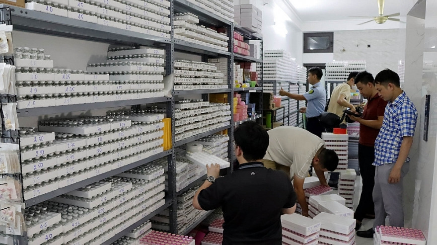 Tại cơ sở khi lực lượng chức năng kiểm tra chứa hàng chục ngàn lọ kính áp tròng. Ảnh nguồn báo Công Lý