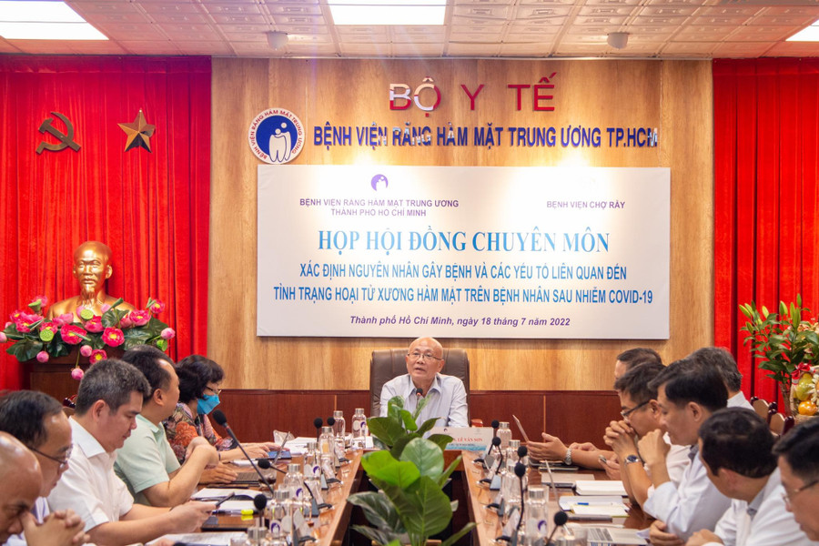 Hội đồng chuyên môn gồm chuyên gia của nhiều bệnh viện, viện, trường đại học họp để đưa ra kết luận về các bệnh nhân hoại tử xương hàm trên. Ảnh: CTV Hội đồng chuyên môn gồm chuyên gia của nhiều bệnh viện, viện, trường đại học họp để đưa ra kết luận về các bệnh nhân hoại tử xương hàm trên. Ảnh: CTV