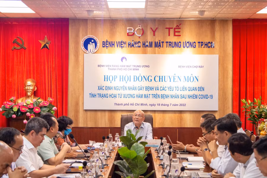  Hội đồng chuyên môn gồm chuyên gia của nhiều bệnh viện, viện, trường đại học họp để đưa ra kết luận về các bệnh nhân hoại tử xương hàm trên. Ảnh: CTV