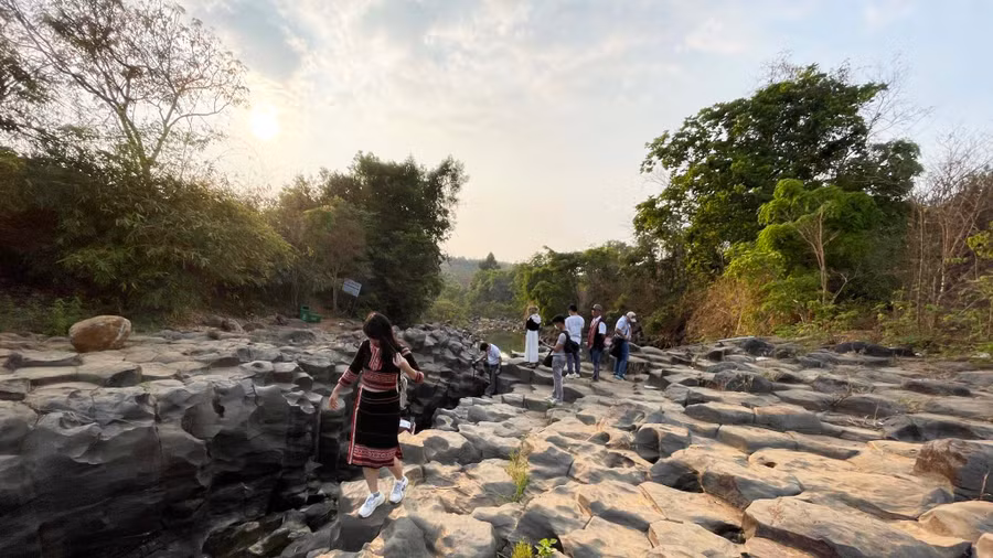  Du khách tham quan suối đá cổ làng Vân (thị trấn Ia Ly, huyện Chư Păh). Ảnh: Phương Duyên